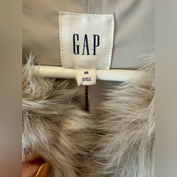 GAP FAUX FUR VEST IN WHITE COLOR - Picture 9 of 9